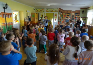 Prowadzące audycję oraz dzieci wspólnie tańczą.